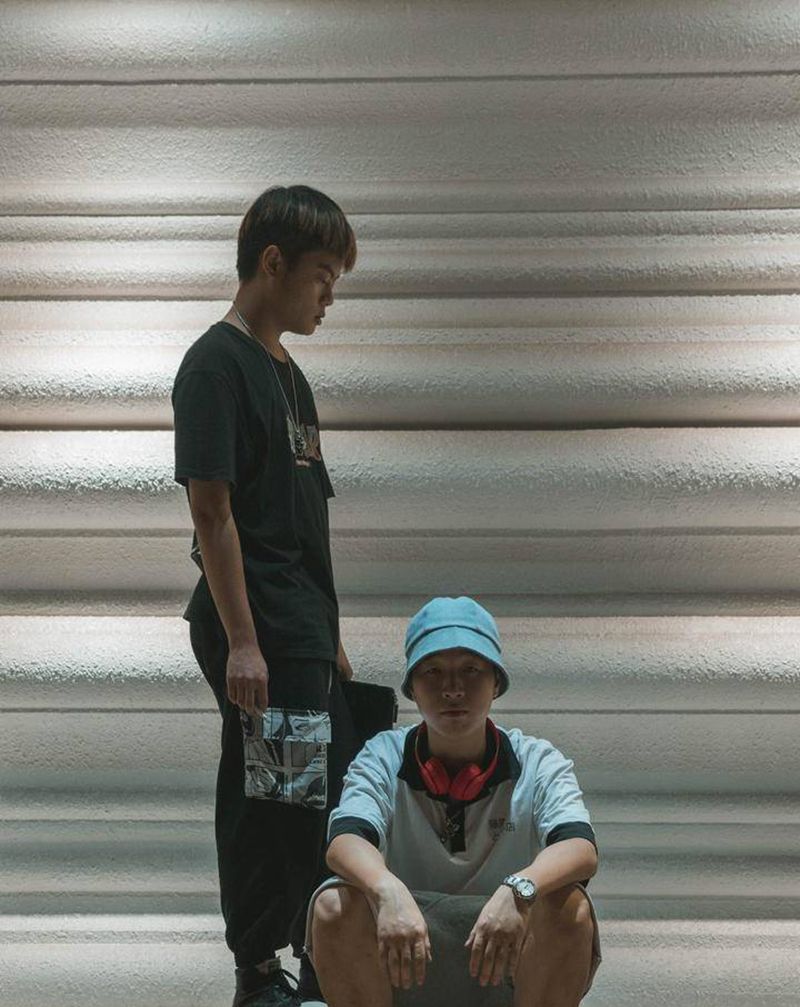 街拍纹身图片_颈部手臂点刺水彩纹身图案