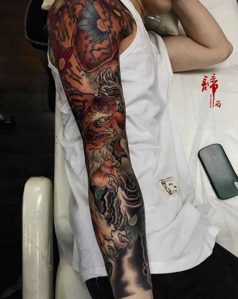 老虎花臂纹身图片_手臂新传统纹身图案