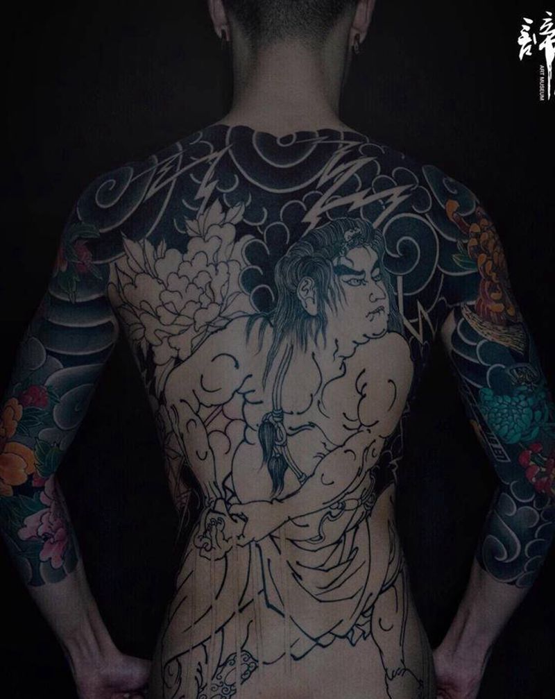 满背童威纹身图片_背部老传统纹身图案