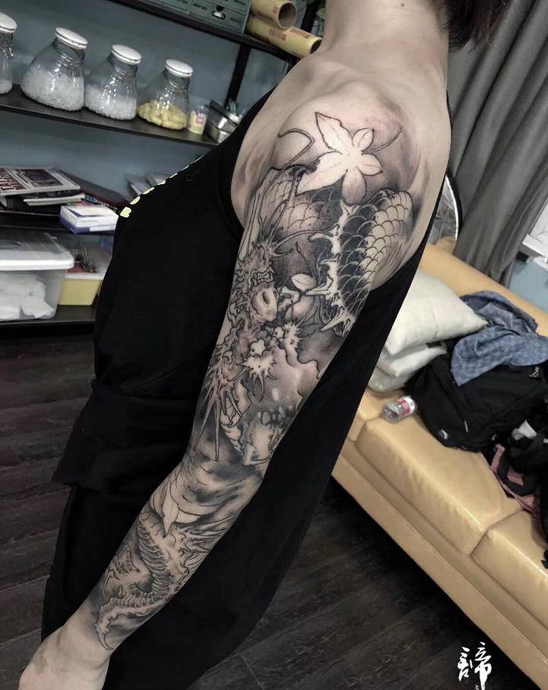 新传统龙花臂纹身图片_手臂新传统纹身图案