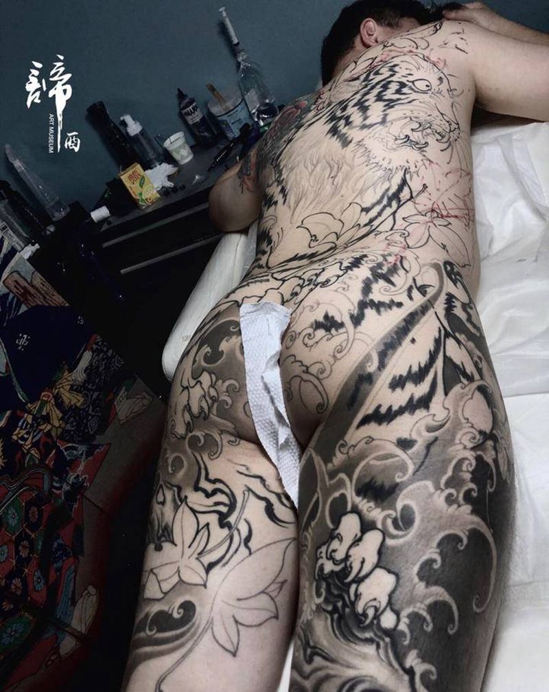 老虎纹身图片_背部新传统纹身图案