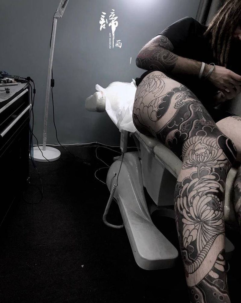 传统大花腿纹身图片_腿部老传统纹身图案