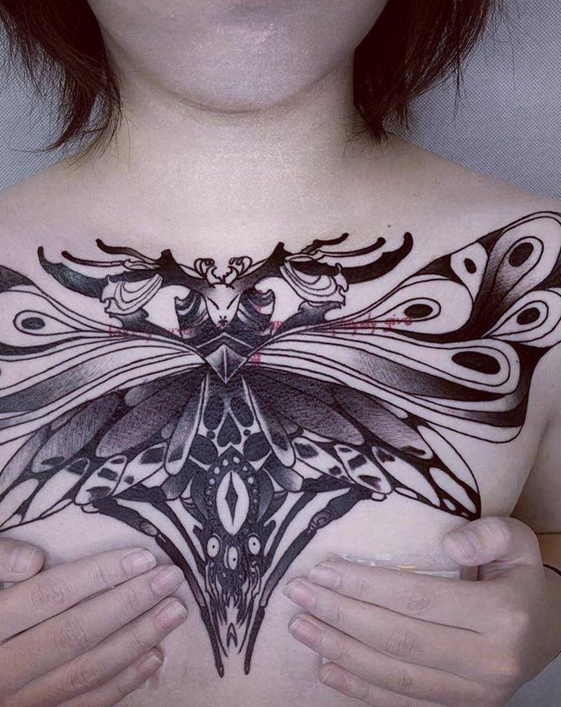 蝴蝶纹身图片_胸部Old School纹身图案