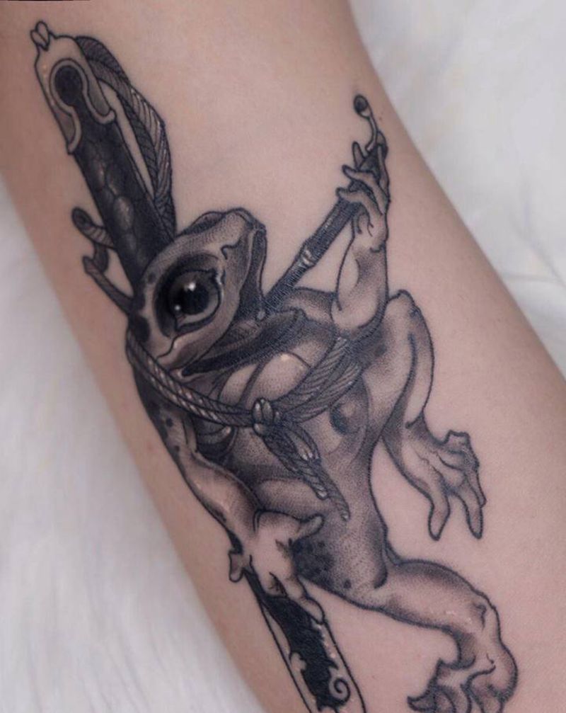 日式青蛙纹身图片_手臂手部老传统新传统纹身图案