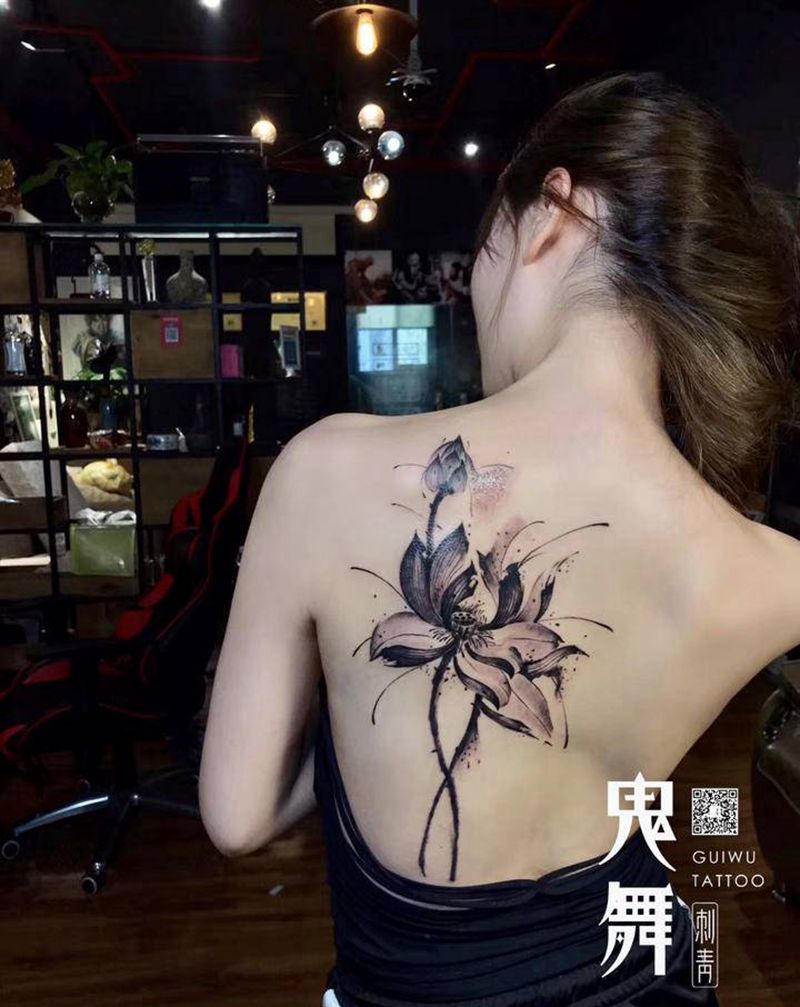 水墨荷花纹身图片_背部水墨纹身图案