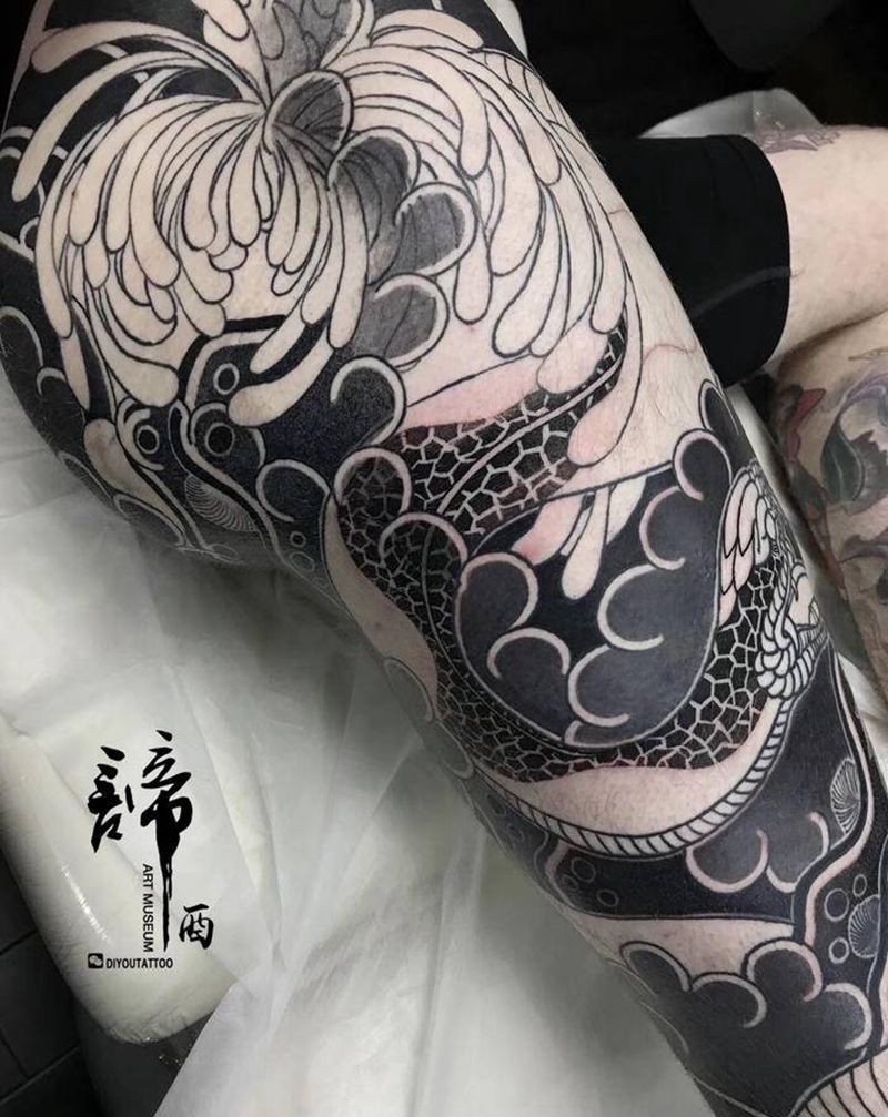 水腻灰纹身图片_腿部老传统纹身图案