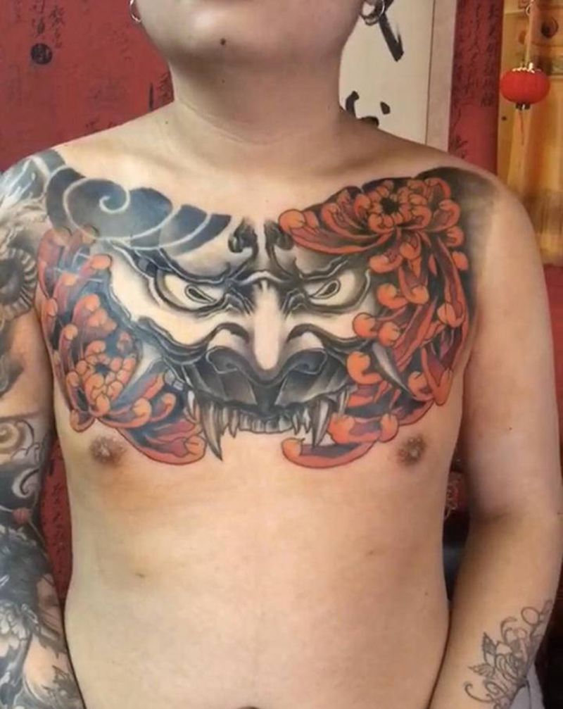 花胸纹身图片_胸部新传统班诺纹身图案