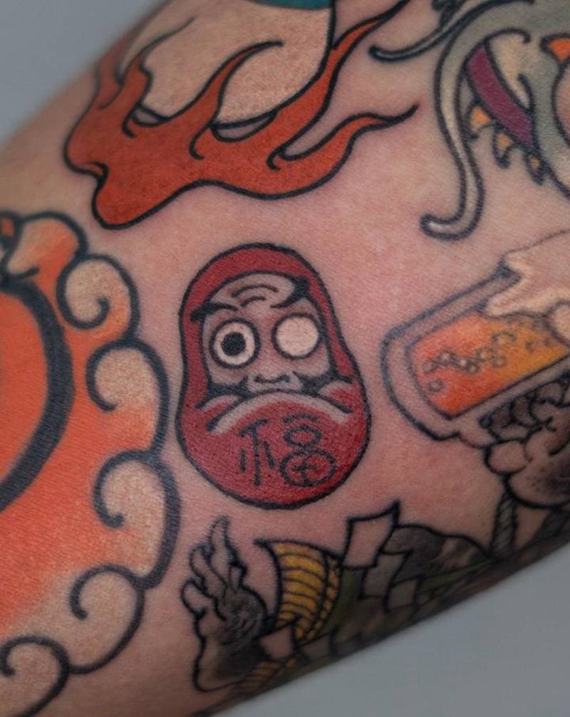 日式达摩纹身图片_腿部手部新传统水墨纹身图案