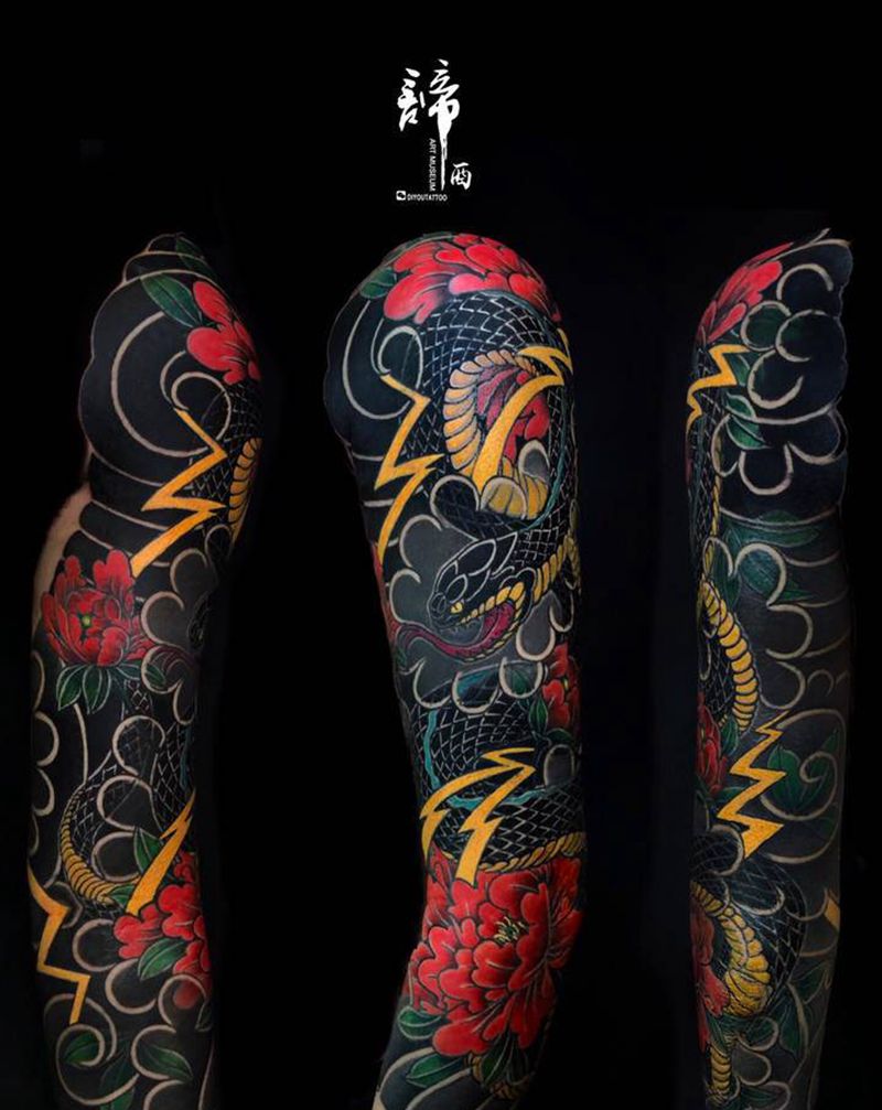 牡丹蛇纹身图片_手臂老传统纹身图案