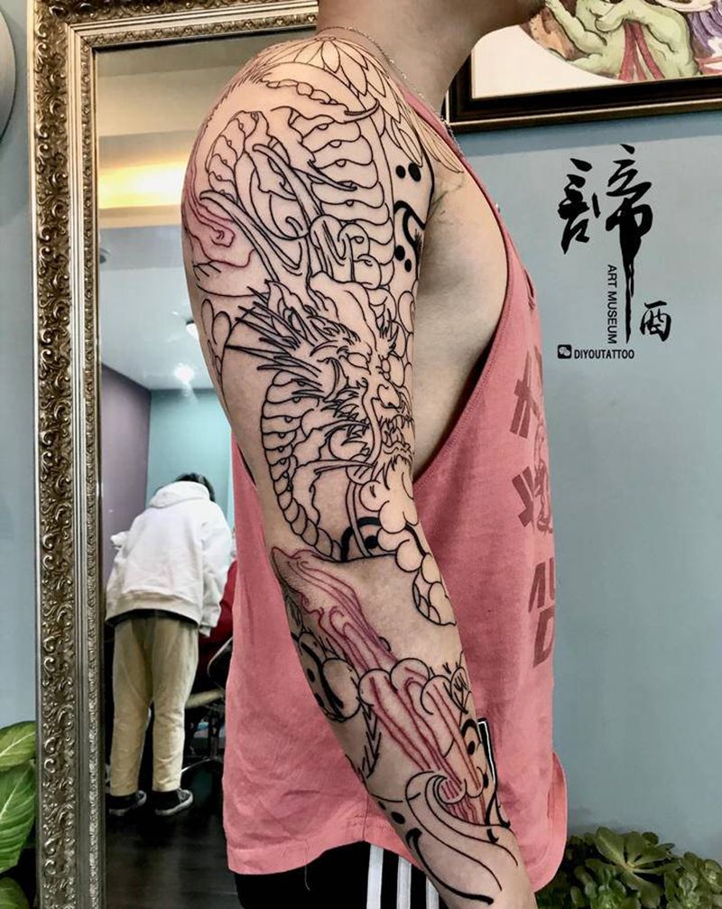 花臂龙纹身图片_手臂老传统纹身图案