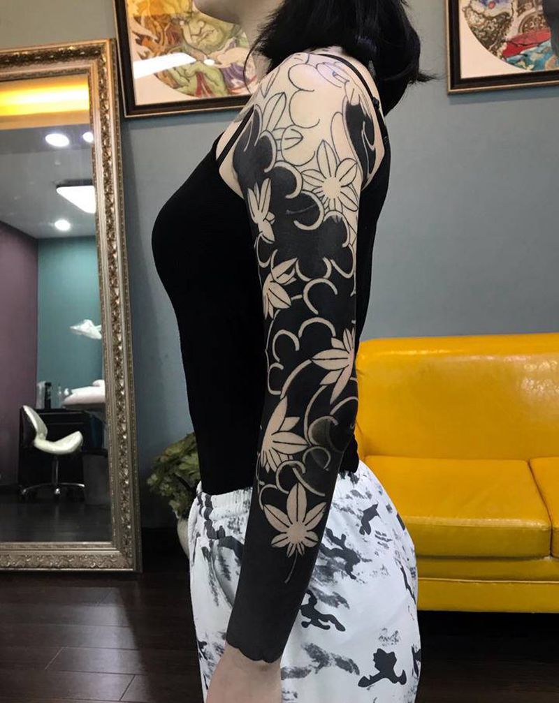 老传统枫叶纹身图片_手臂老传统纹身图案