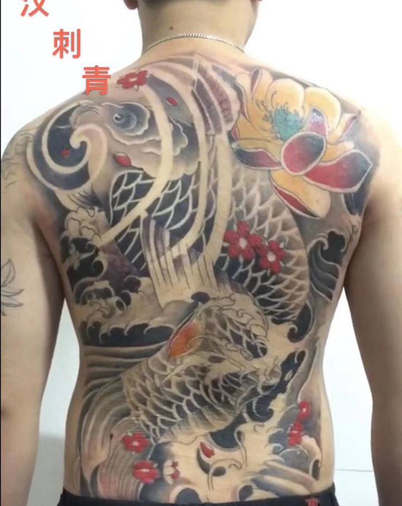 满背纹身图片_臀部纹身图案