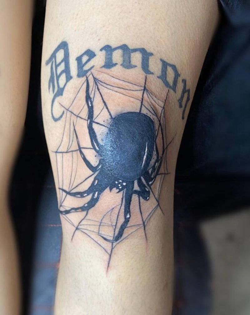 蜘蛛纹身图片_脚部花体字纹身图案