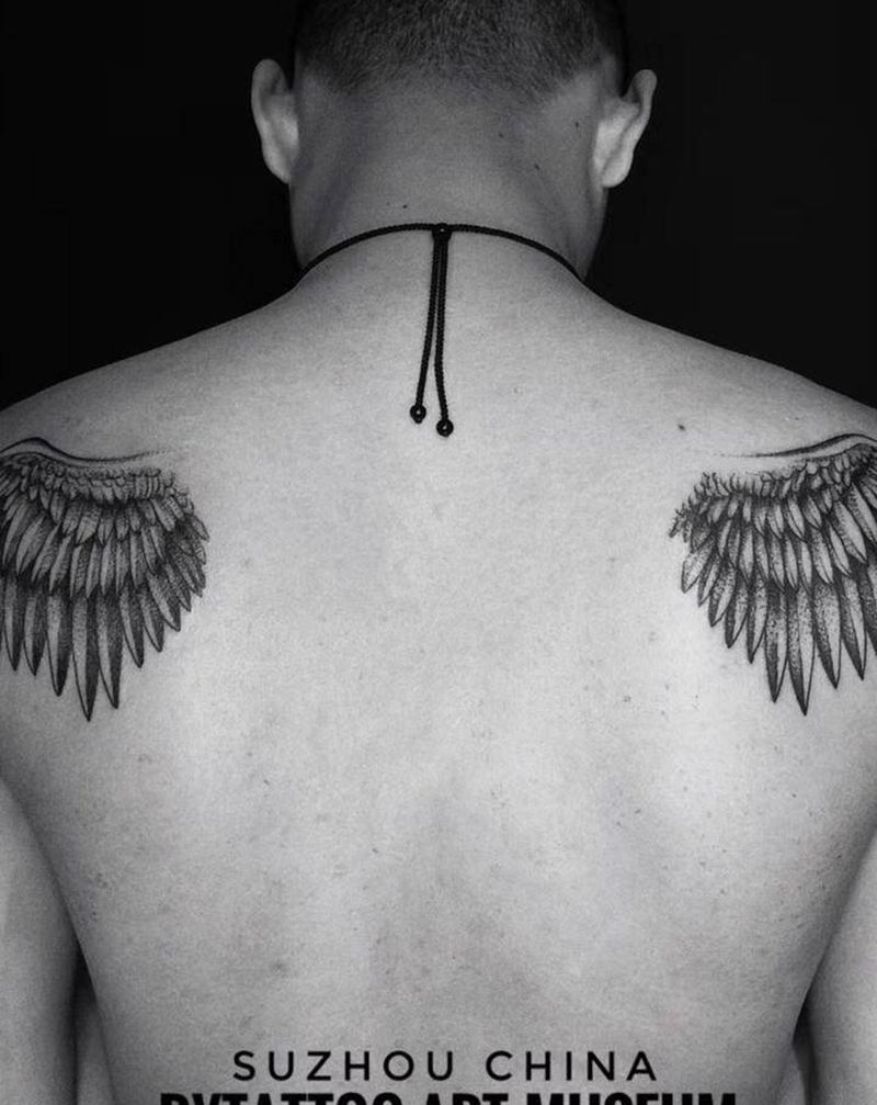 翅膀纹身图片_肩部背部老传统新传统纹身图案