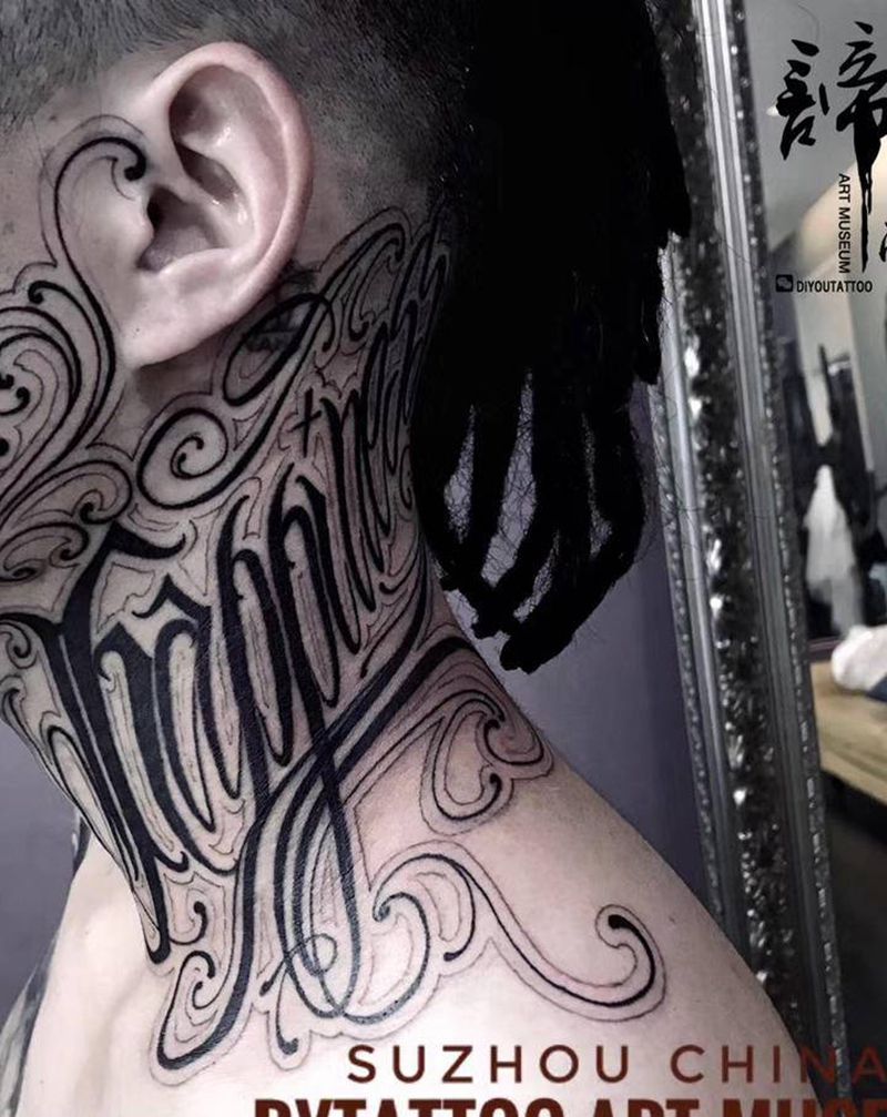 努力拼博纹身图片_腹部腰部花体字点刺纹身图案