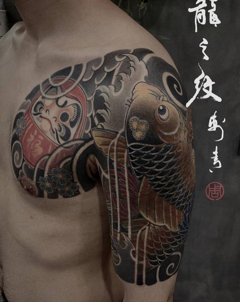 达摩蛋鲤鱼半胛纹身图片_胸部老传统纹身图案