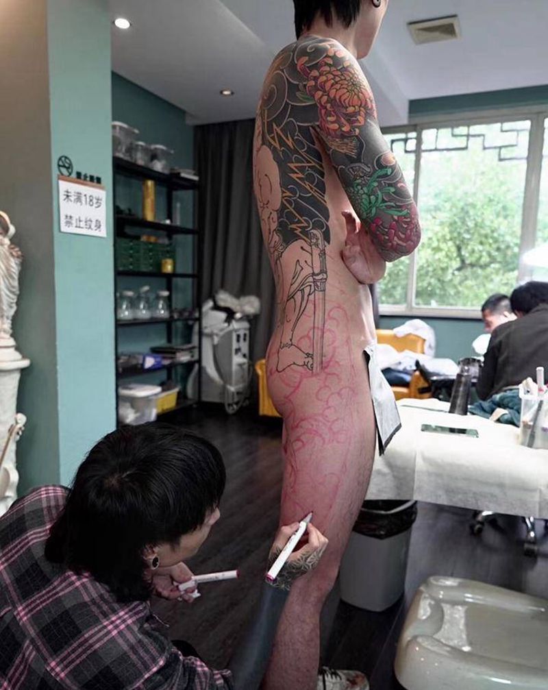 满背纹身图片_手臂手部老传统新传统纹身图案