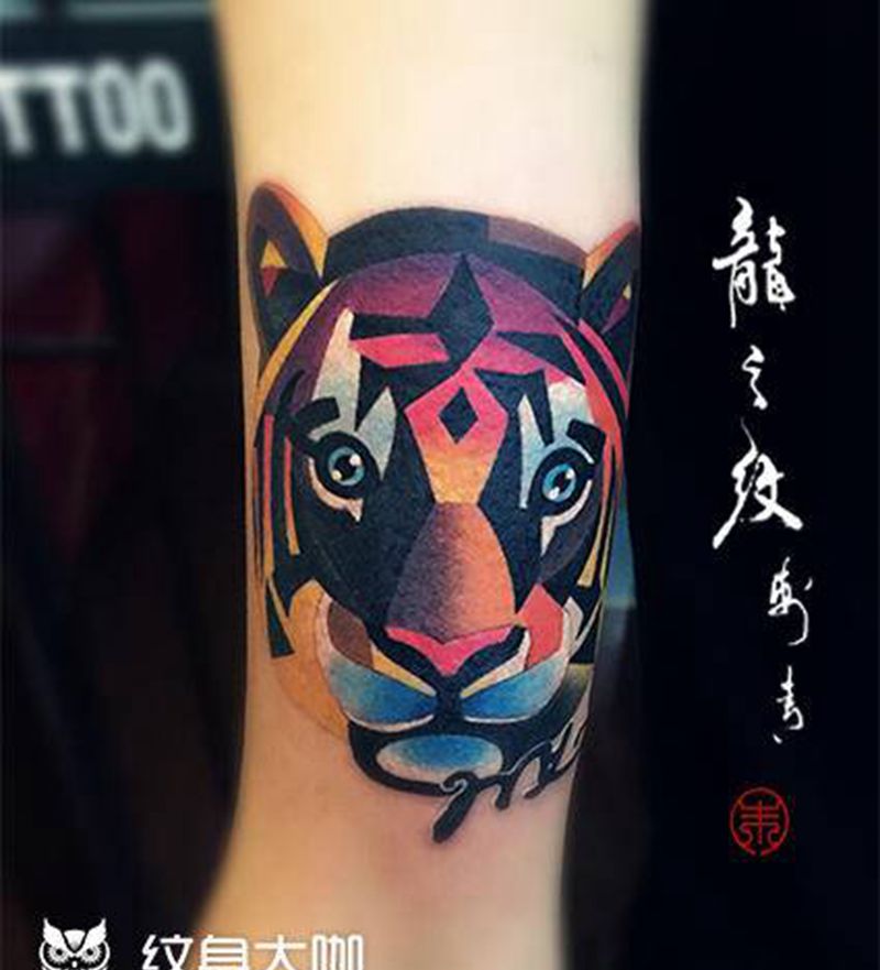 彩色色块老虎纹身图片_手臂老虎彩色纹身图案