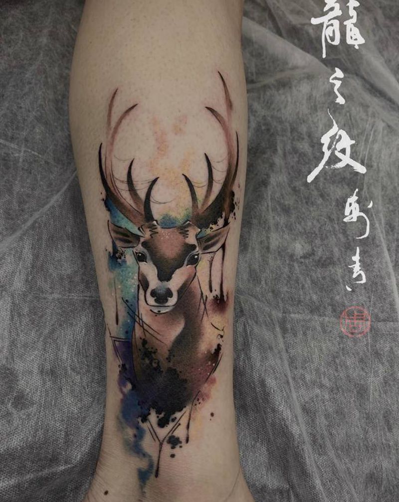 水彩鹿纹身图片_腿部水彩鹿纹身图案