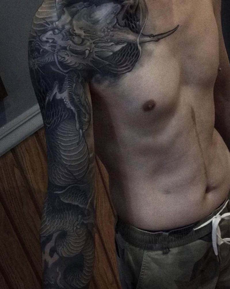 花臂黑龙纹身图片_手臂新传统龙纹身图案