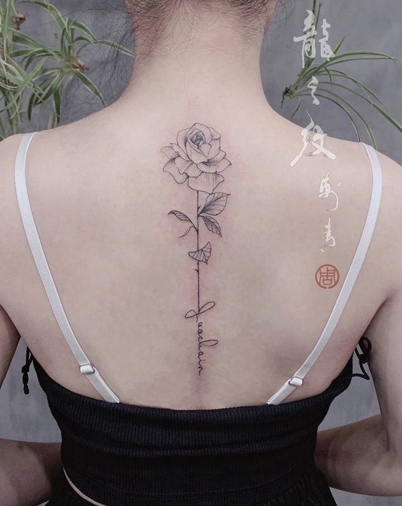 背部素花加字母纹身图片_背部素花纹身图案