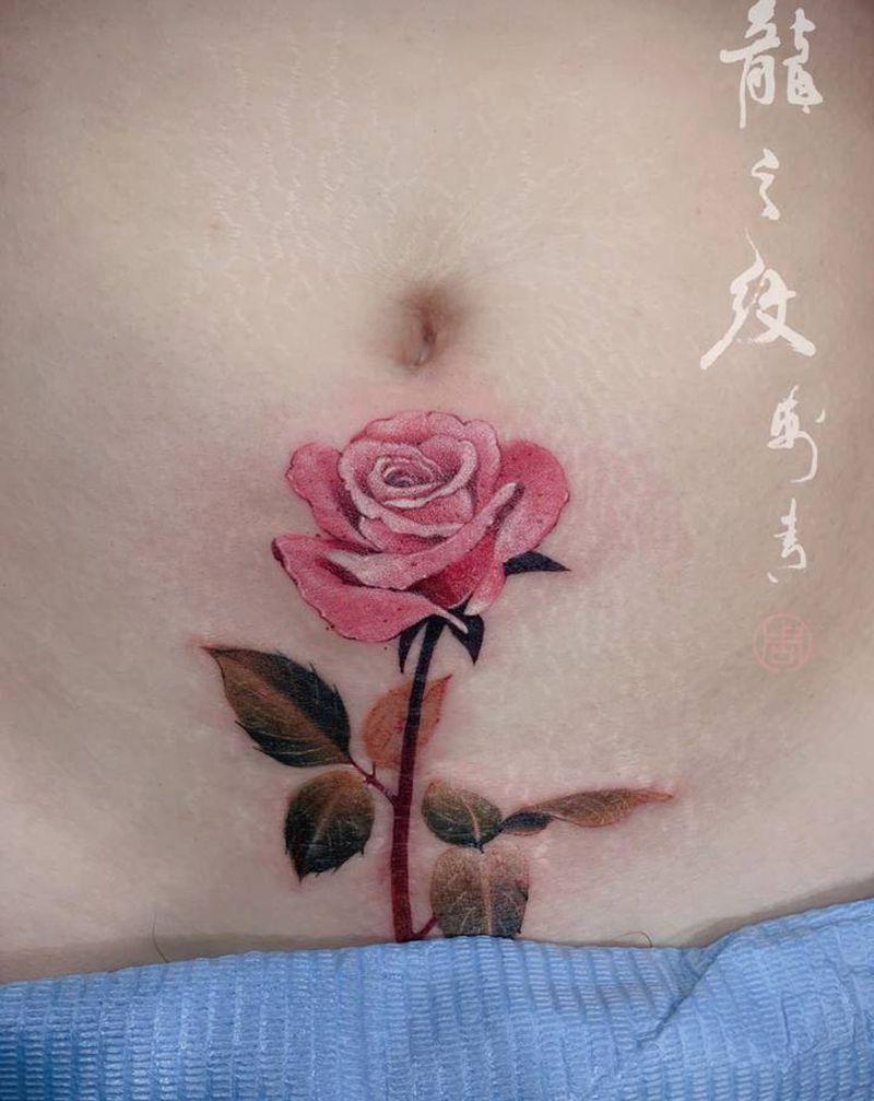 玫瑰遮盖剖腹产疤痕纹身图片_腹部水彩玫瑰花纹身图案