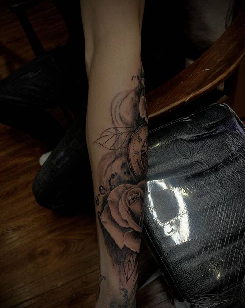 这就叫“花时间”纹身图片_手臂欧美写实水墨纹身图案