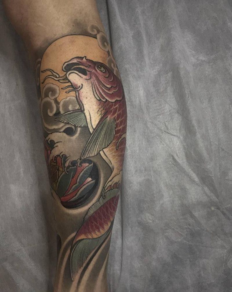 小腿锦鲤纹身图片_腿部新传统老传统鲤鱼荷花浪纹身图案