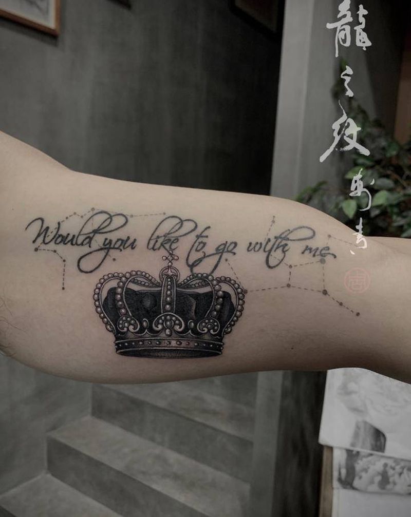皇冠遮盖纹身图片_手臂欧美写实皇冠遮盖字母纹身图案