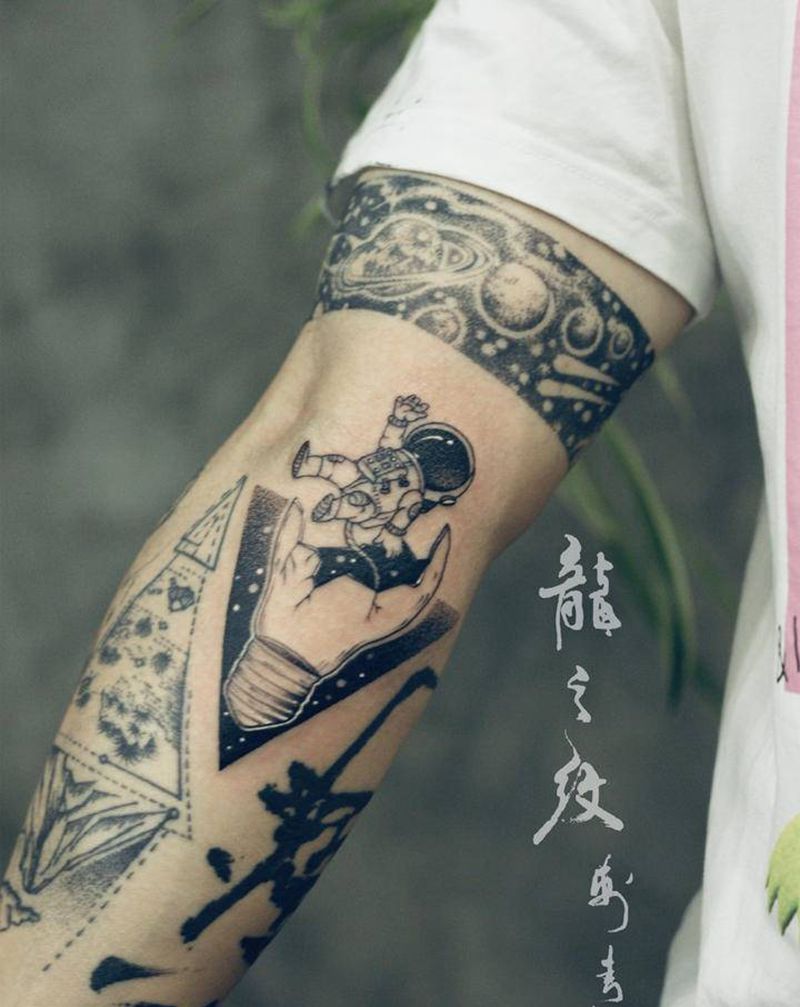 小臂宇航员纹身图片_手臂几何点刺宇航员点刺小清新纹身图案