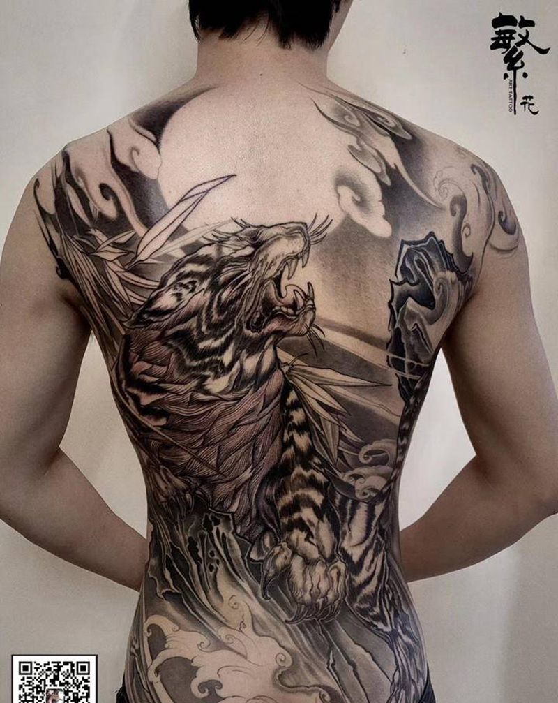 新传统满背虎啸山林纹身图片_背部新传统老虎浪山石纹身图案