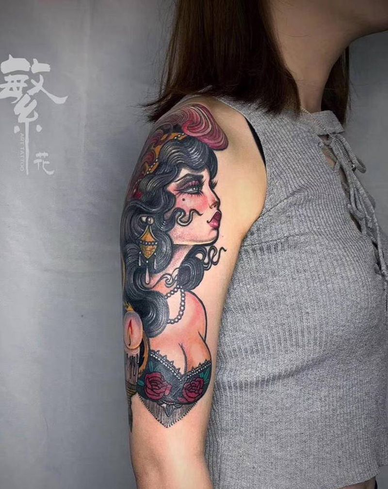 欧美女郎纹身图片_手臂Old School女郎纹身图案