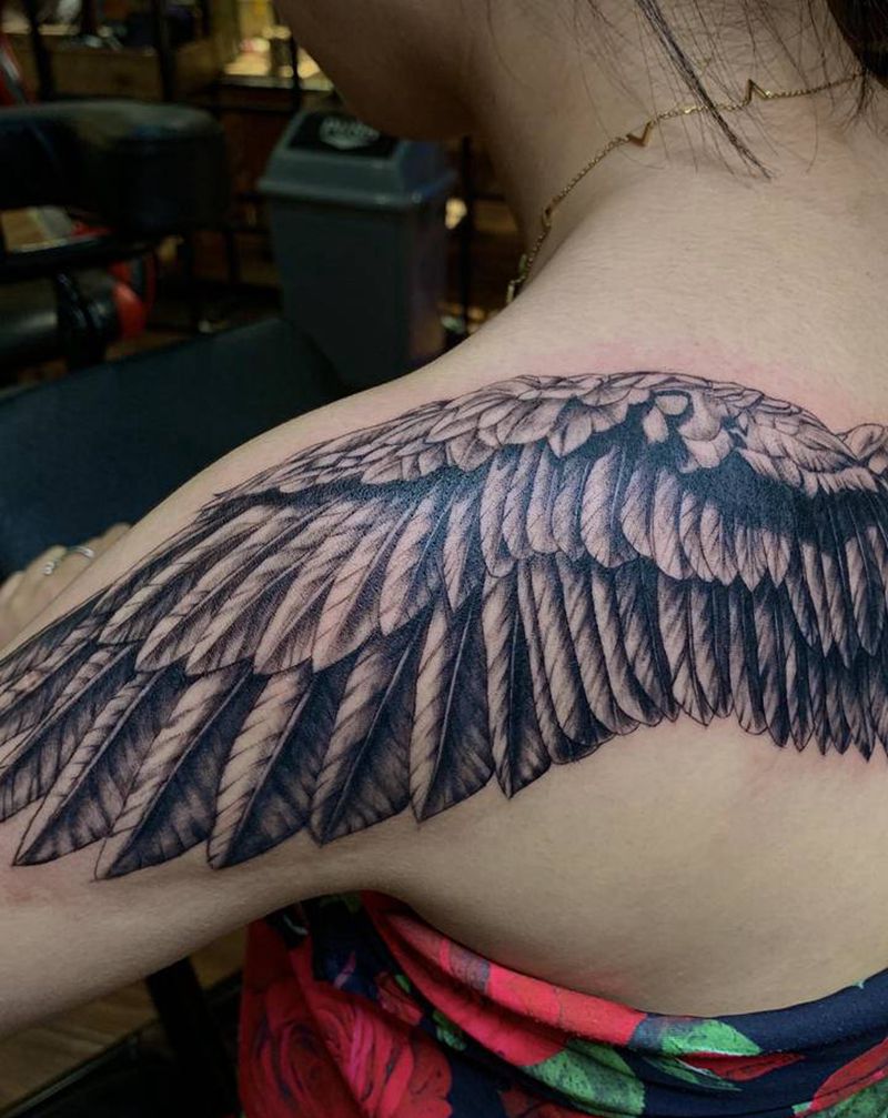 带翅膀的女孩纹身图片_背部欧美写实翅膀纹身图案