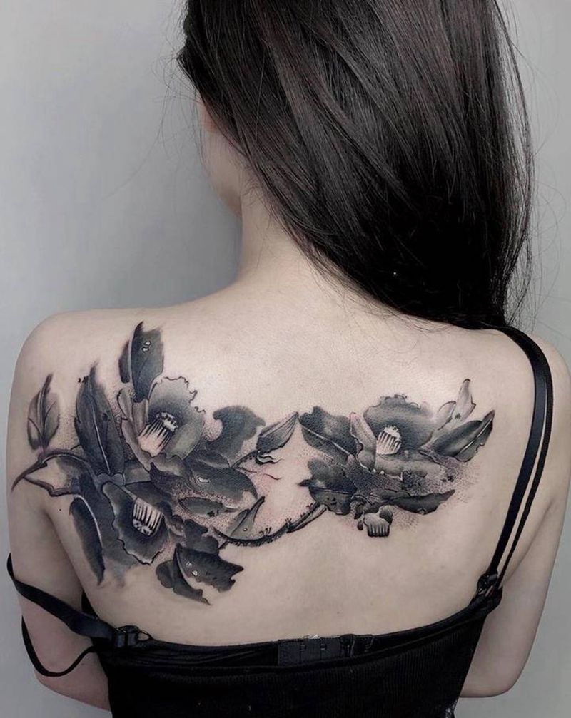 山茶花水墨风［遮盖作品］纹身图片_背部肩部水墨山茶花纹身图案