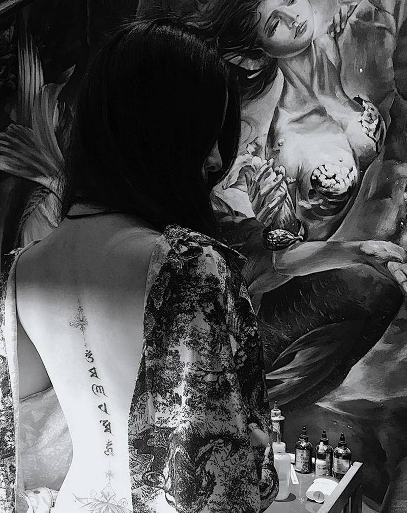 唵、嘛、呢、叭、咪、吽纹身图片_背部纹身图案