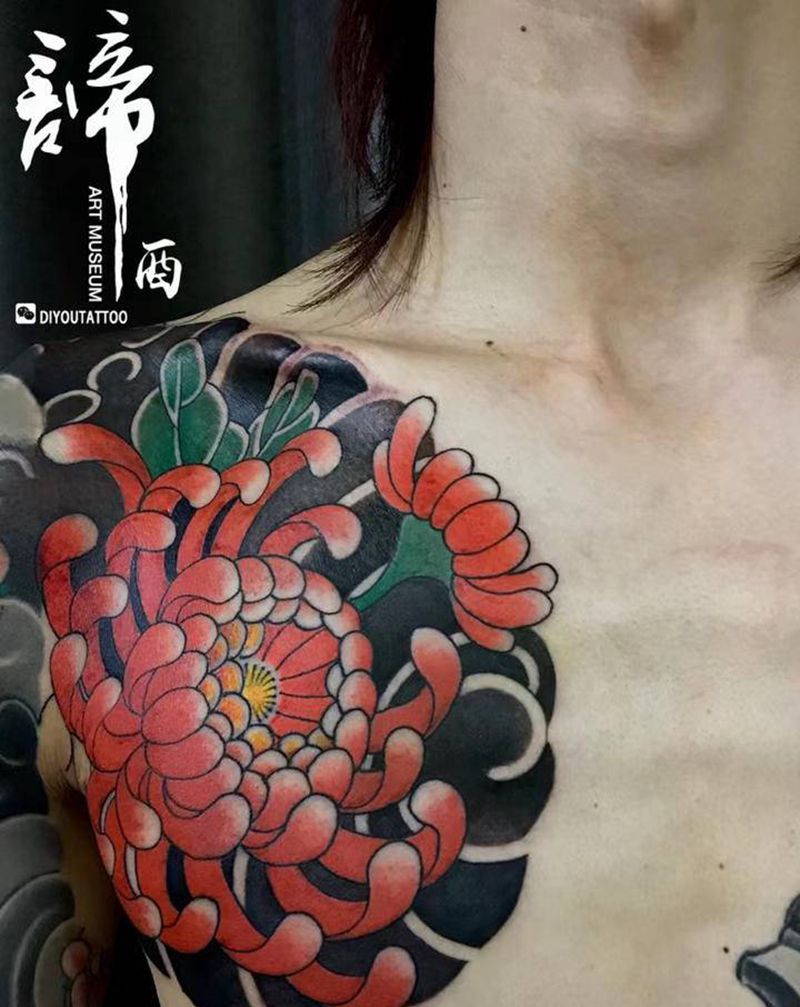 接花胸纹身图片_胸部老传统纹身图案