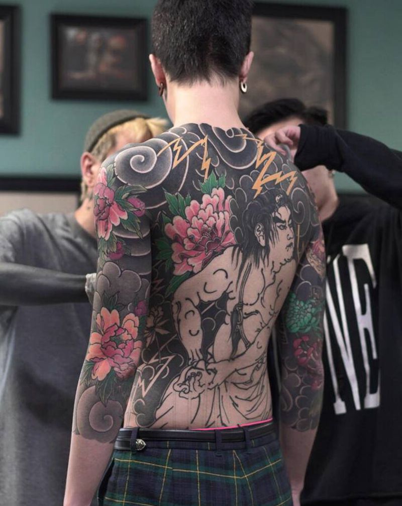 满背纹身图片_手臂背部老传统纹身图案