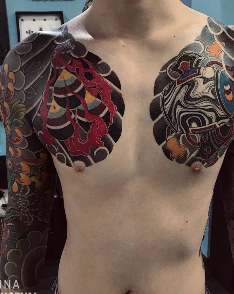 花胸纹身图片_胸部老传统纹身图案