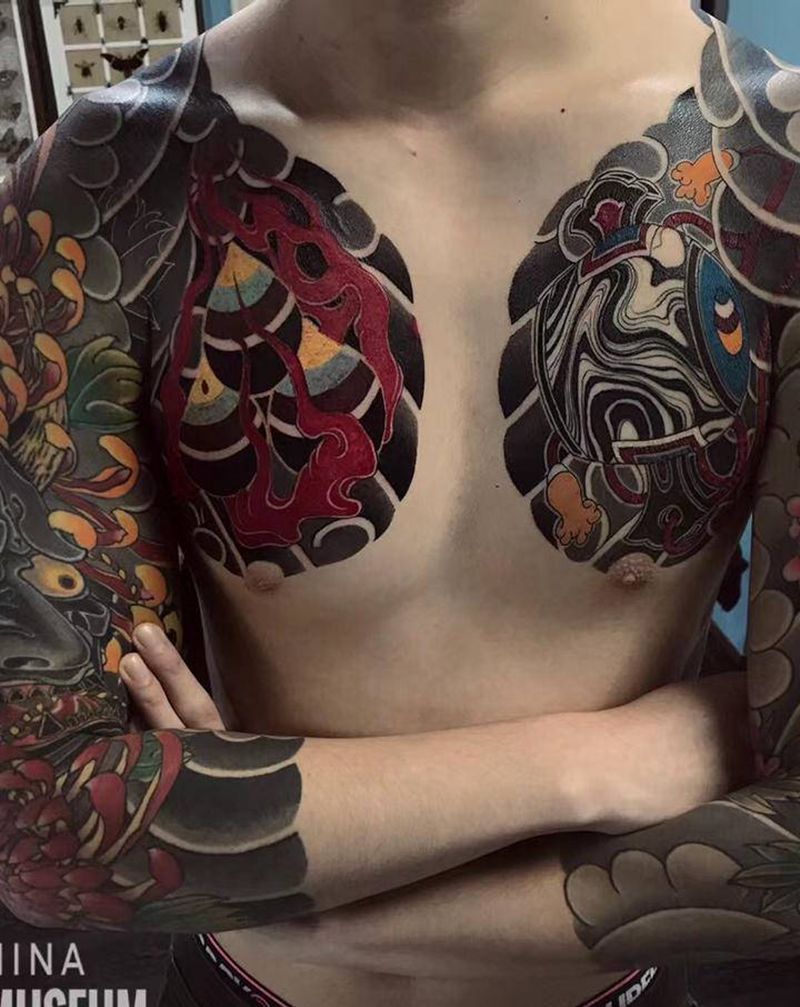 胸割纹身图片_胸部老传统纹身图案