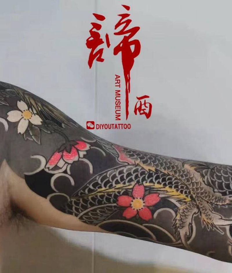半胛龍纹身图片_手臂老传统纹身图案