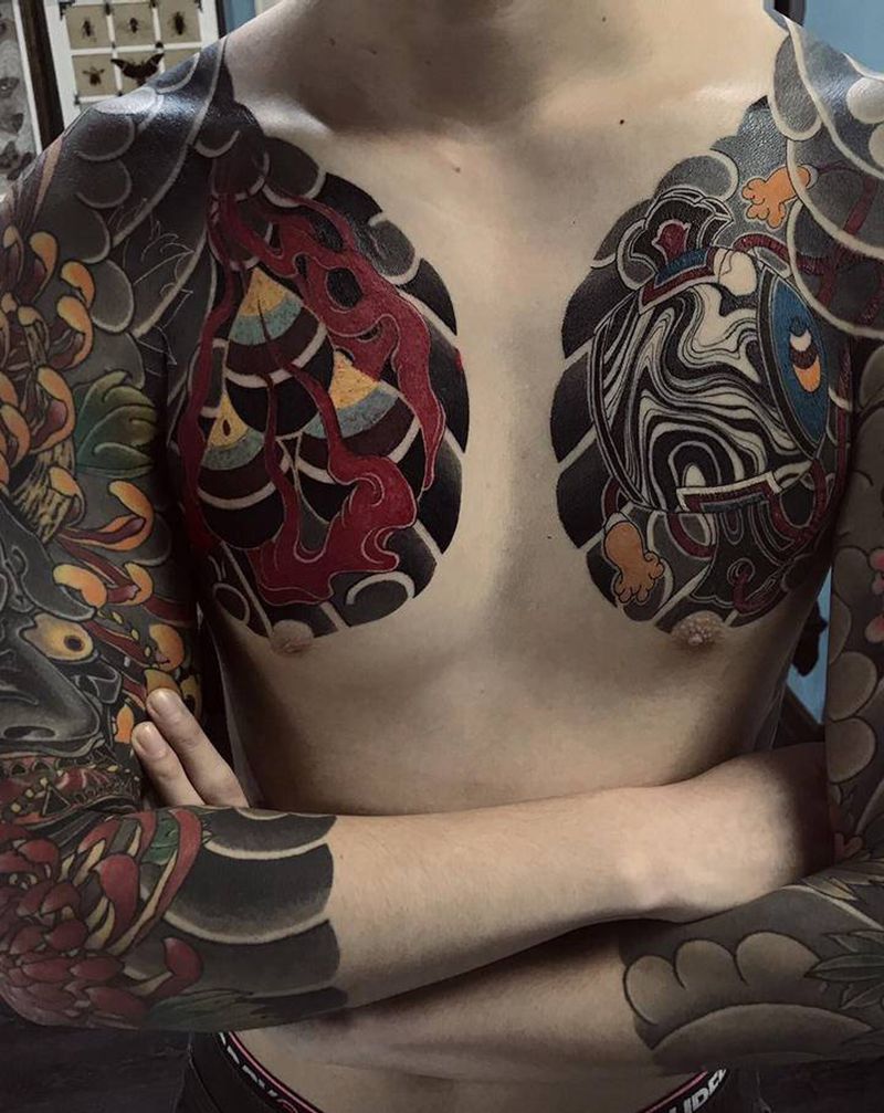 福锤宝珠纹身图片_胸部老传统纹身图案