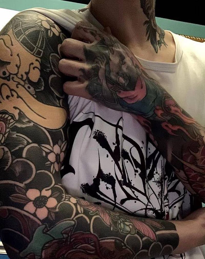 舔狗纹身图片_手臂老传统纹身图案