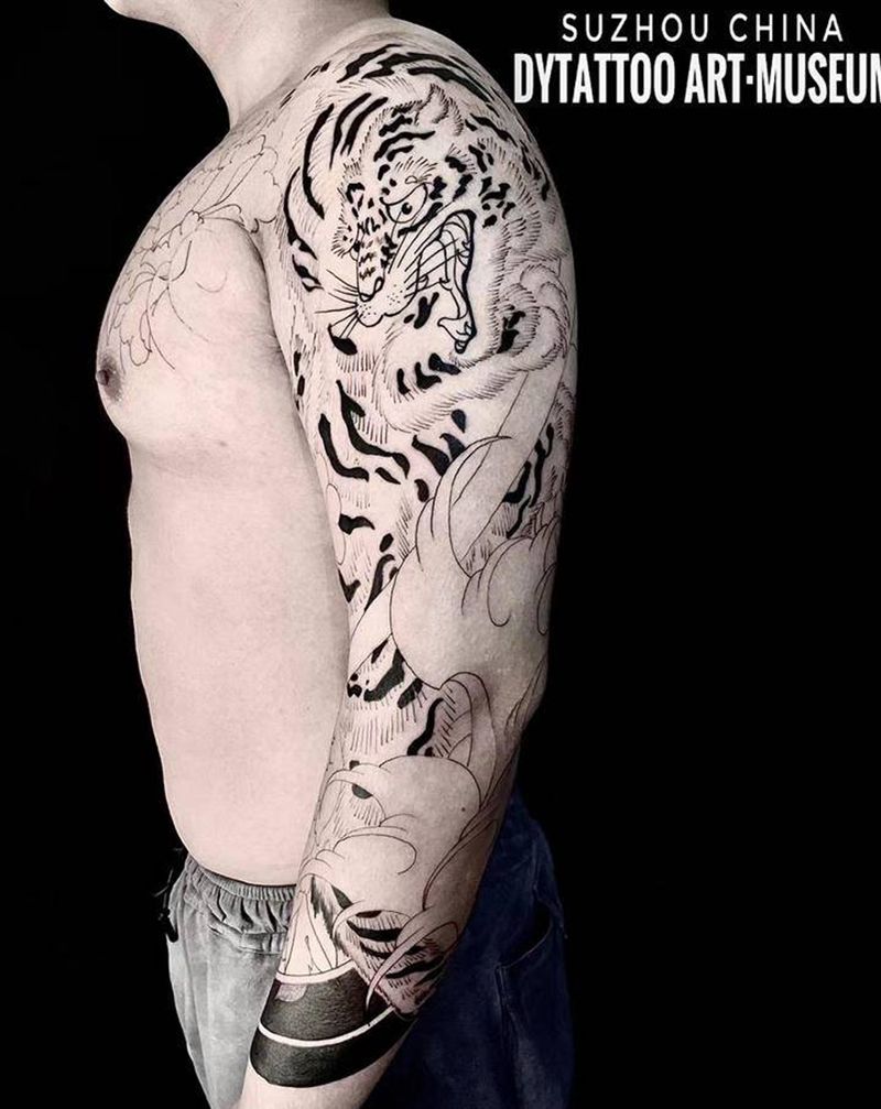 虎纹身图片_手臂老传统纹身图案