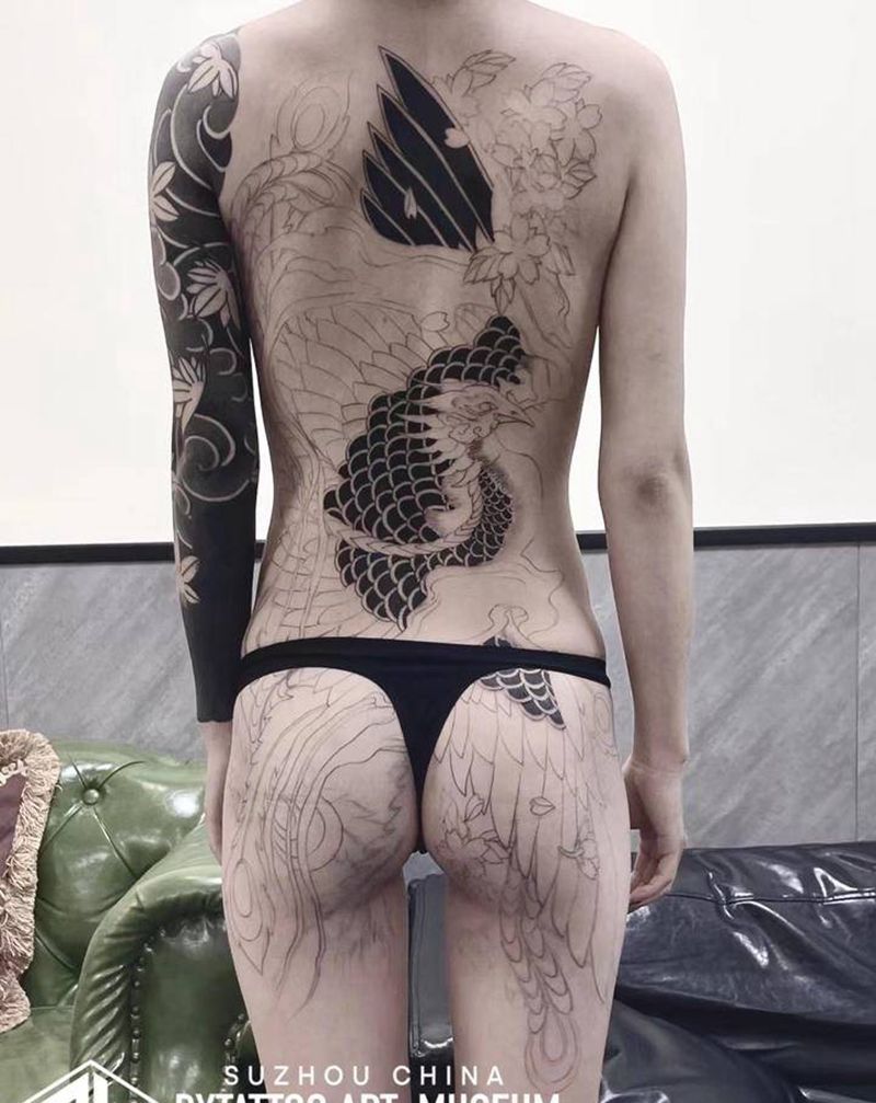 满背凤凰纹身图片_背部老传统纹身图案