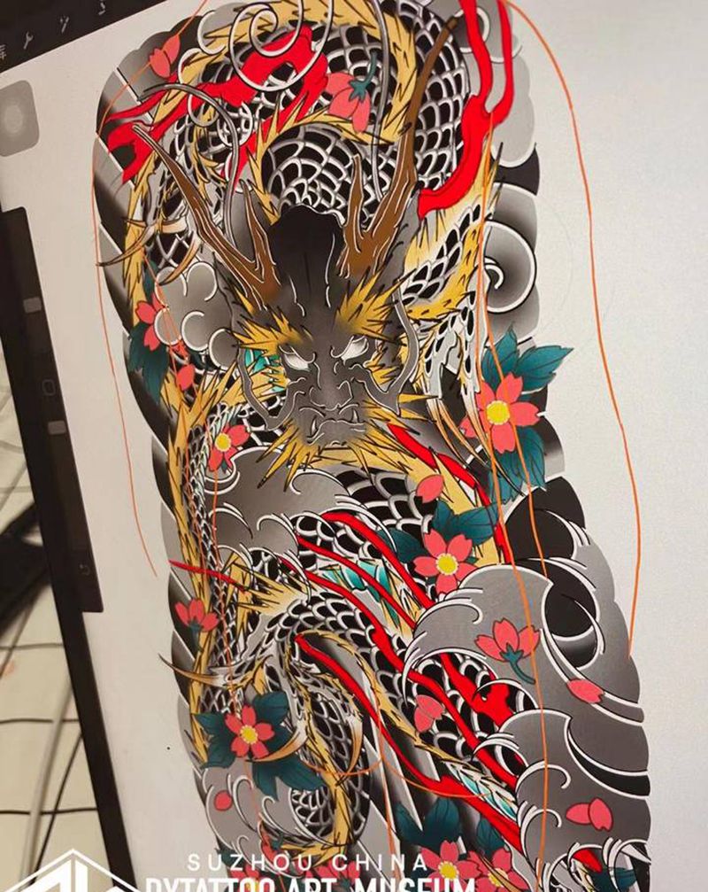 满背龙客稿纹身图片_臀部背部老传统纹身图案