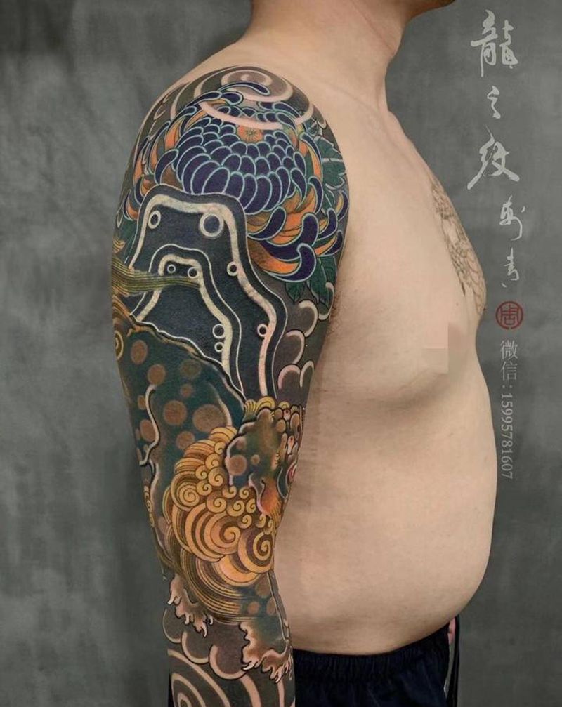 唐狮七分袖遮盖纹身图片_手臂老传统唐狮菊花纹身图案