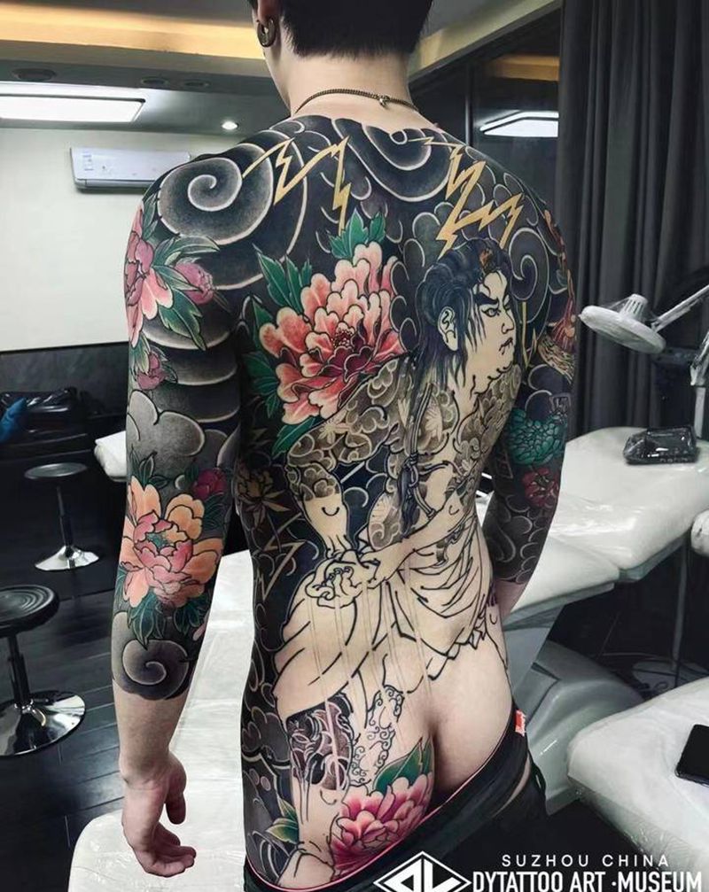 老传统满背童威纹身图片_背部老传统纹身图案