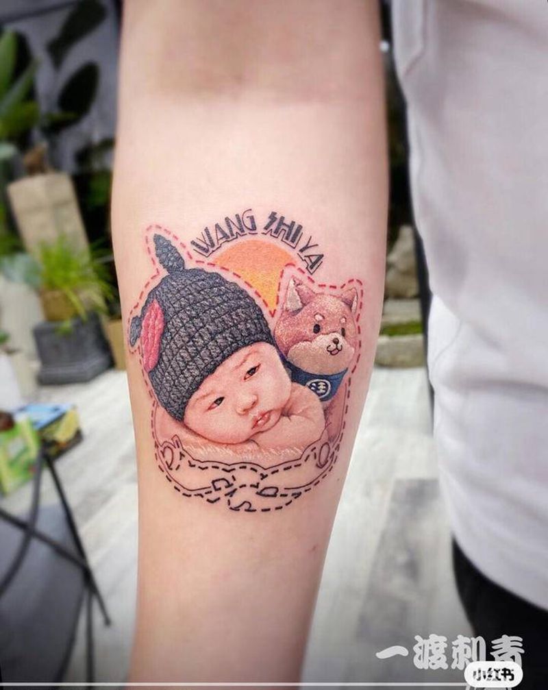 手心里的闺女纹身图片_手臂欧美写实纹身图案