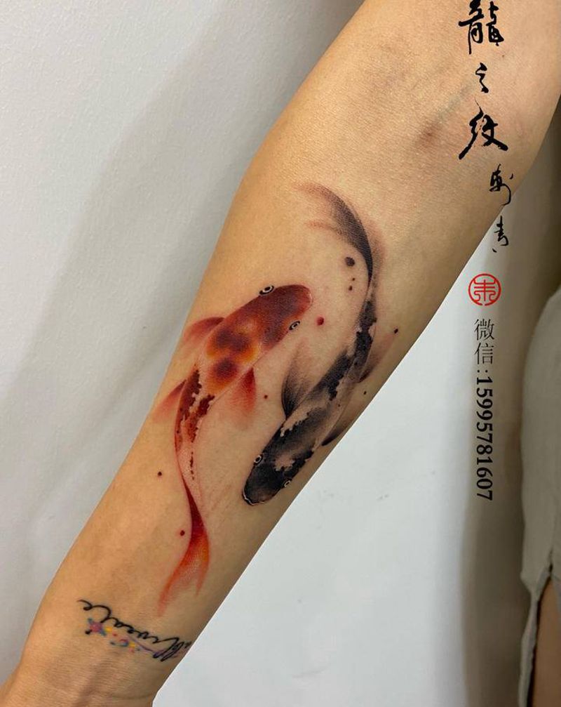 水墨鱼纹身图片_手臂水墨鱼纹身图案