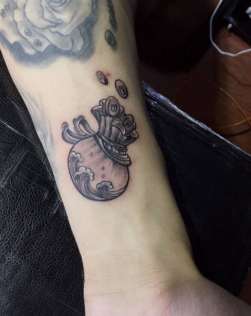 钱袋纹身图片_手臂纹身图案